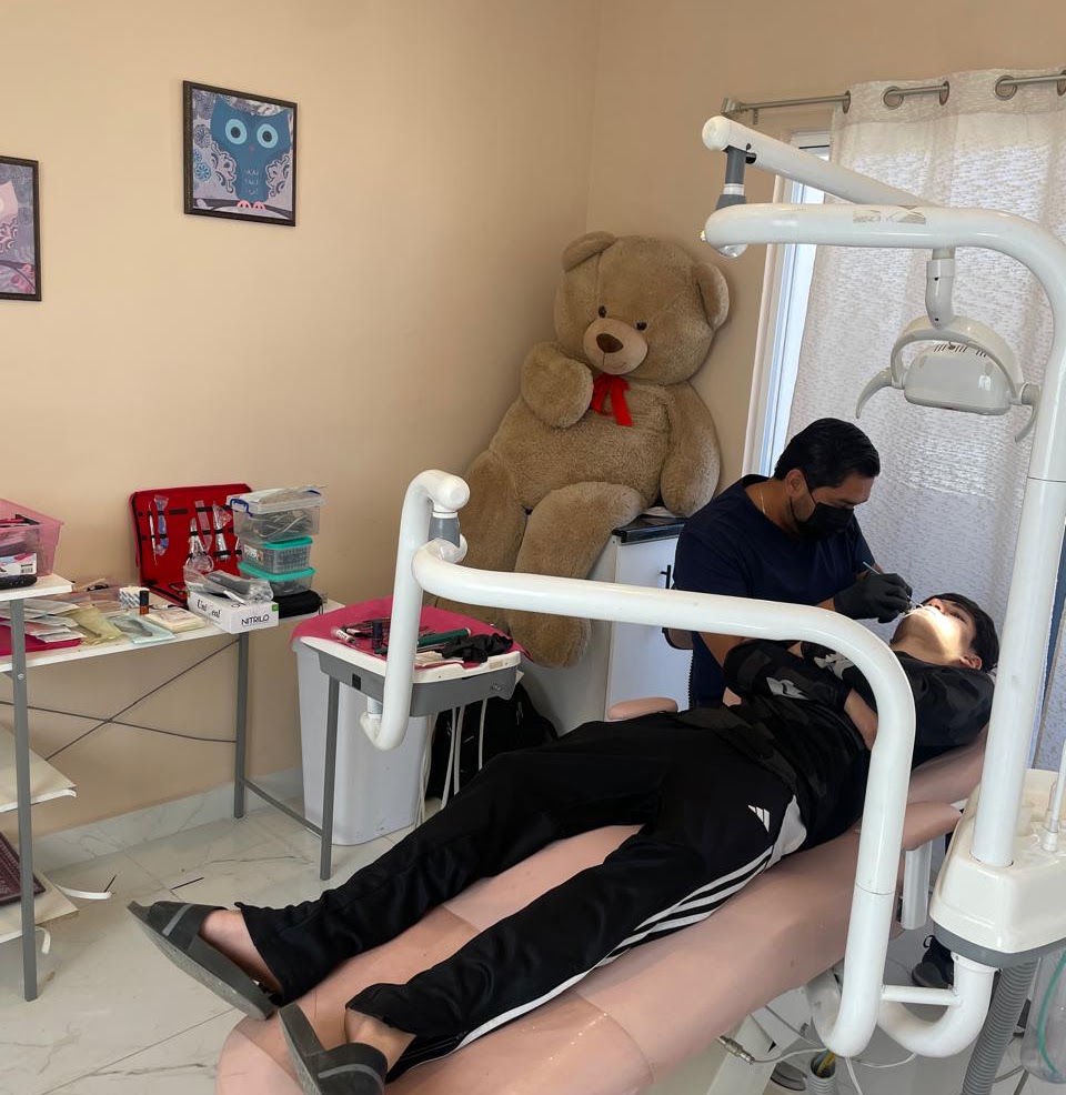 Interior real del consultorio de Clínica Dental Silerio
